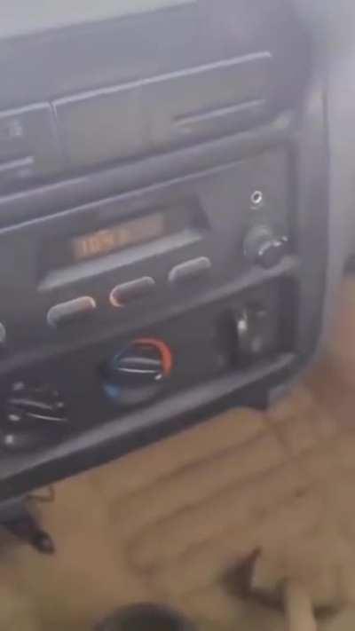 He knows his 🚗 car