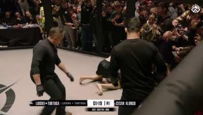 First time I’ve seen someone win a 1v2 MMA fight