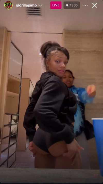 Glo playing with cheeks 👌🏾