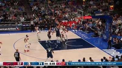 [Highlight] Luka busts out the hook shot for the first time this season to give himself 22!