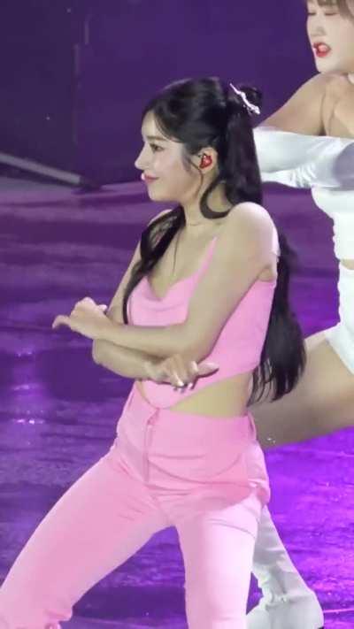 Mommy wearing pink 💖🥵