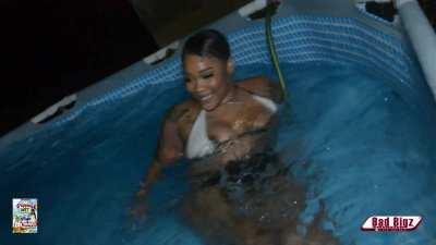 Making waves with that big ass in the pool