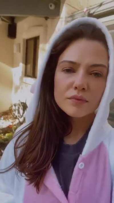 Looks so cute with it. 