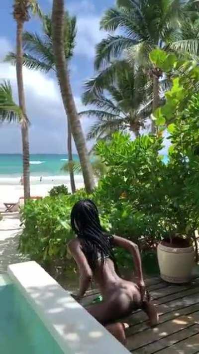 I love being a naughty slut anywhere I go. I just can’t keep my hands off my holes 😋