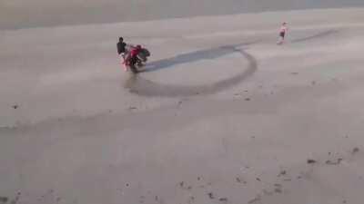 Tankem o Flávio Bolsonaro andando de quadricíclo (assista até o fim)