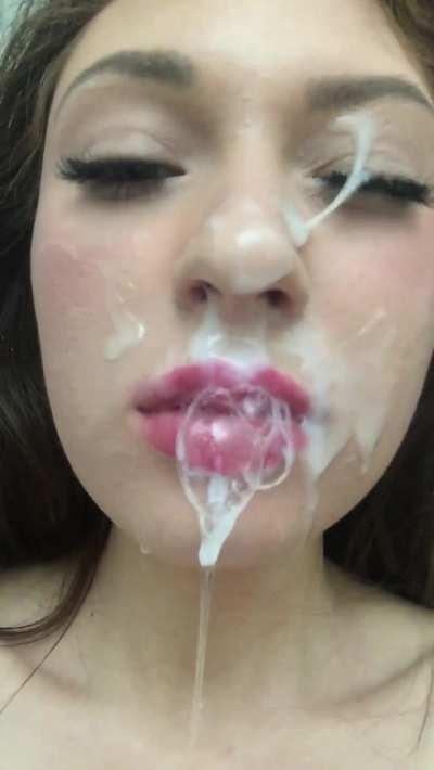 I'm a messy girl 💦😏