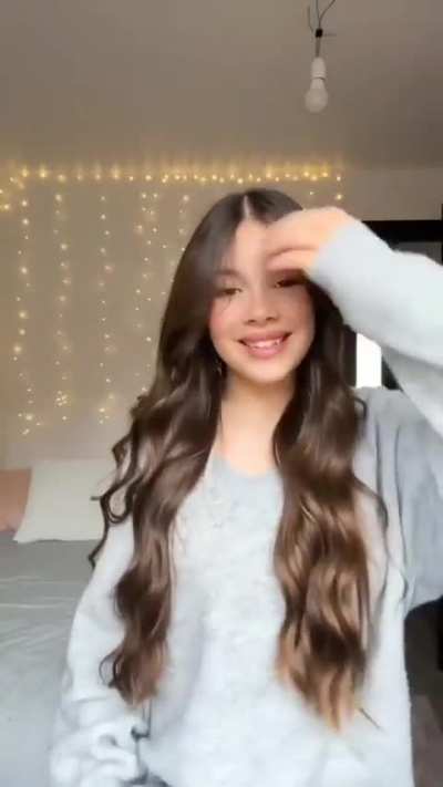 Ella es.: NAIARA, influencer. 2025.