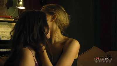 Retro Scenes: Isild Le Besco & Judith Davis - 