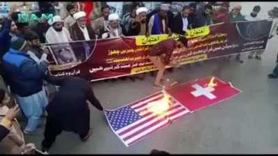 Most intelligent mob in Paxtan🤮🤮🤮: Pakistan: Swiss & American flags burned for Quran burning incident in Sweden