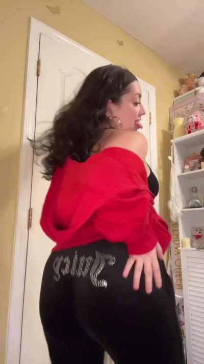 Shaking that fat ass😮‍💨