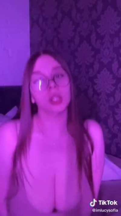 Lucy Sofia (@itslucysofia)