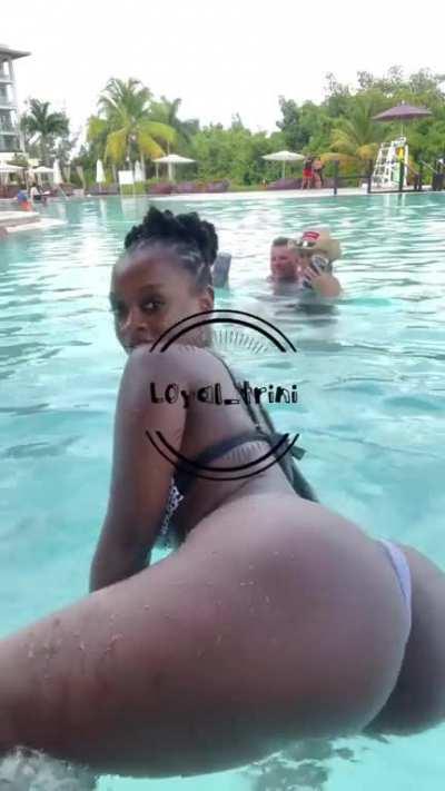 Trinity (@l0yal_trini)