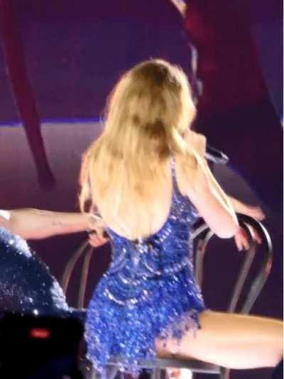 “Lately she’s been dressing for revenge” 🎶