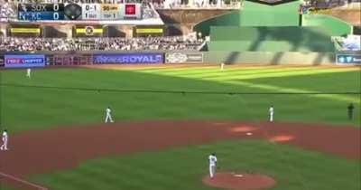 [Highlight] Luis Robert drops absolute d*ck on a fastball, sending it 450 feet to give the Palehose a 1-0 lead