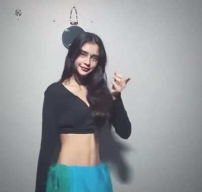 anyone else in love with her waist? 💗💗