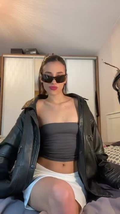 Dua Lipa lookalike 