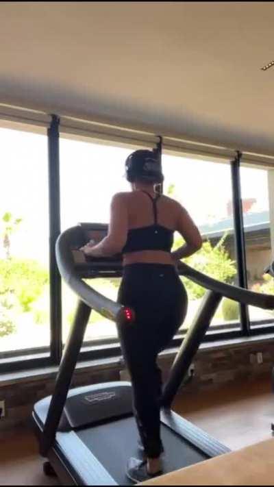 EVEN ON THE VACAY BIG MEL ðð½ââï¸ðð½ââï¸ðð½ââï¸ðð½ââï¸