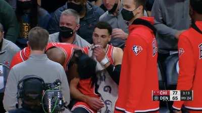 [Highlight] LaVine goes straight down the middle of the Nuggets D and punches it home with authority