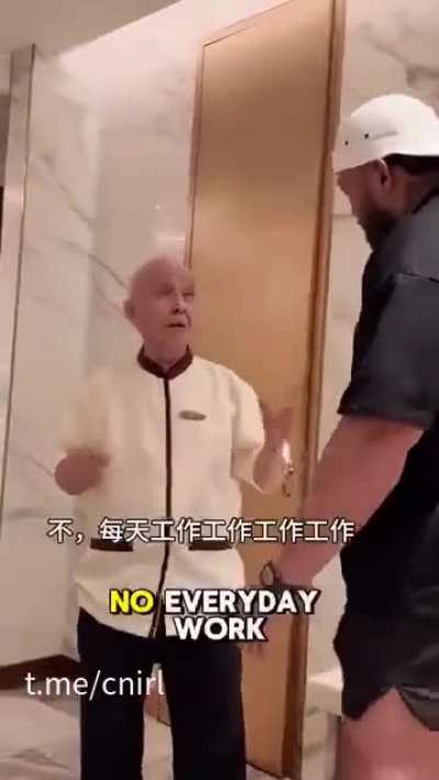 澳大利亚一名运动博主在新加坡酒店，遇到一个91岁的工作人员，每天工作12小时，从不运动或锻炼。