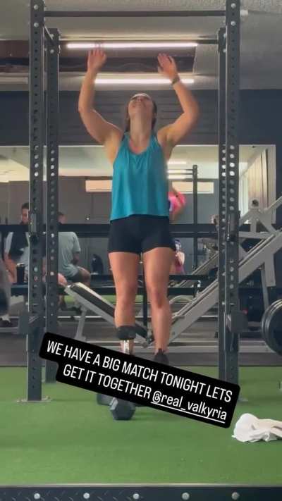 Lyra Valkyria in shorts 🔥