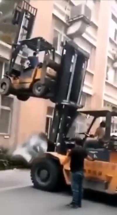 Forklift lifting a forklift dropping a load