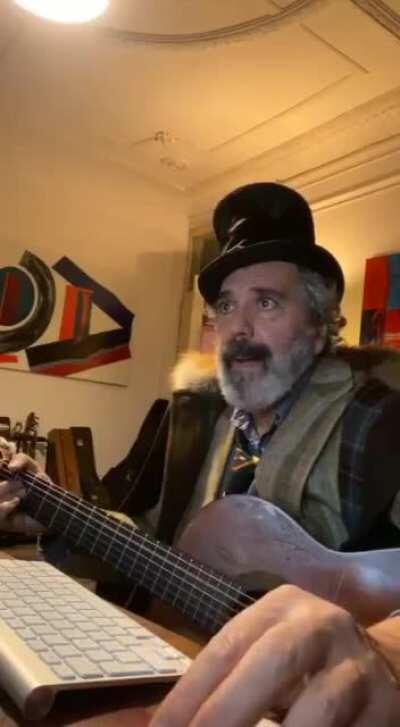 Para animar a malta nestes tempos: É COVID (Carlos Paião do século XXI)