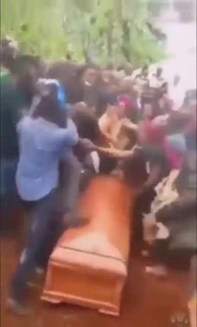 ¿Que pensará la maldita vecindad que esta canción se usa para videos que escalan en caos?