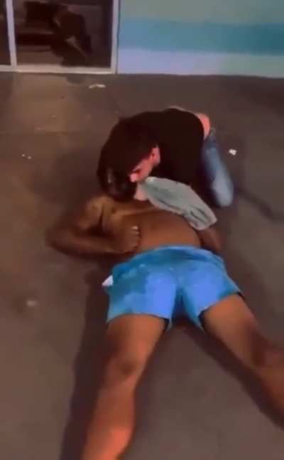 Big guy gets put to sleep by a much smaller fighter.💤