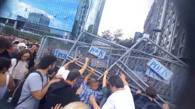 Halk, CHP İstanbul İl Başkanlığı önündeki polis barikatlarını yıktı!