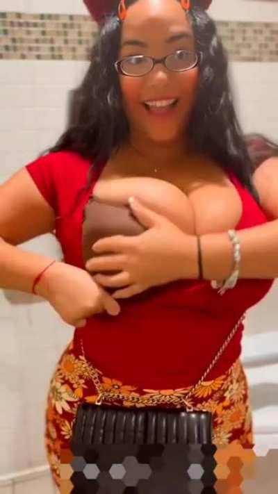 How does not get affected by the smell of bathrooms? lol