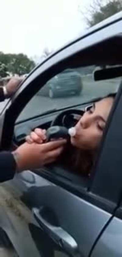 Automovilista santiagueña tiene dificultades para realizar el test de alcoholemia