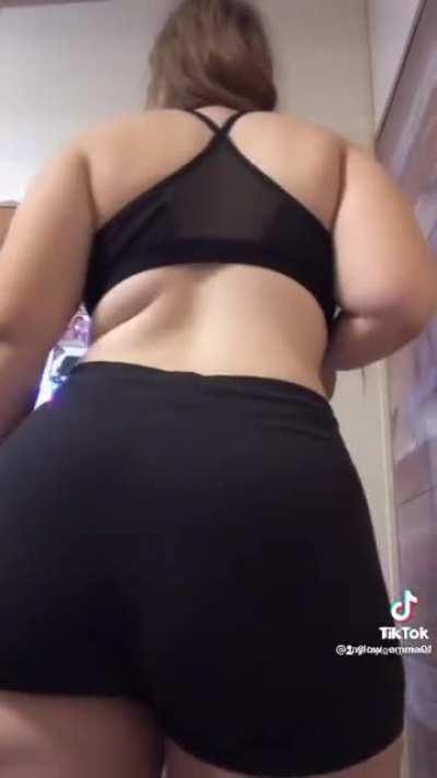 Emma shaking ass