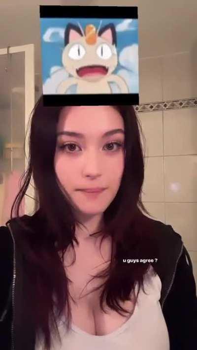 Jade showing off some cleavage ð