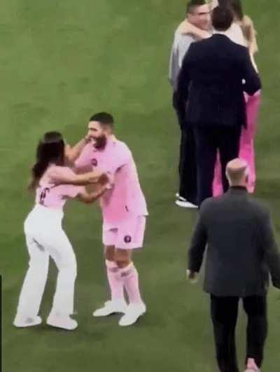 Jordi Alba caught trying to KISS Antonella MESSI while still on the pitch