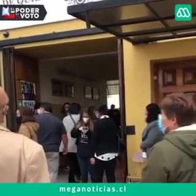 Votante hace gala de disfraz de dinosaurio mientras directivos meteoristas/fascistas le impiden la entrada al recinto. Mientras mujer Darwiniana de extremo centro lo defiende a el y a sus legitimos derechos de ser terrible chistoso.