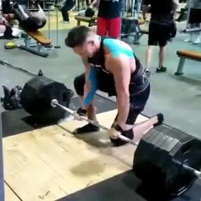 Fully grown man fails a deadlift and has to let everyone know