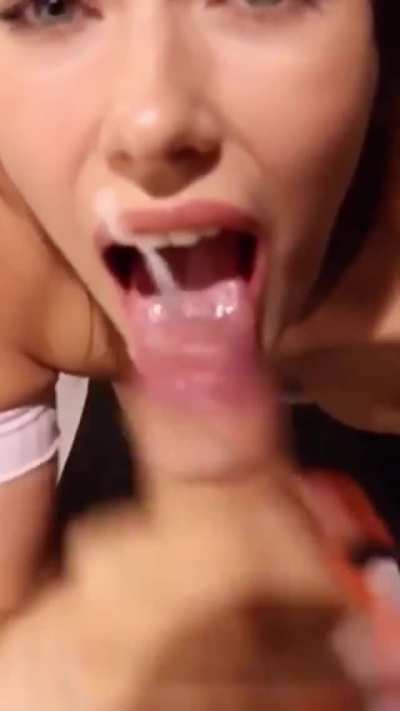 Gorgeous Model Dressing Room Deepthroat Swallow