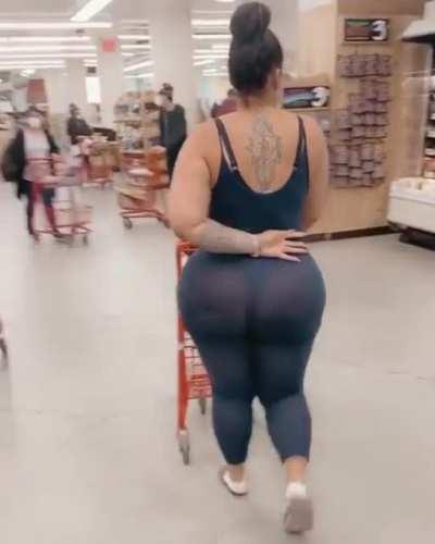 Mannn her booty so FAT & wide 😭😍she got that “wideload” type ass 🍑🍆
