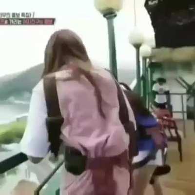 Eunha has thrown away. 😂