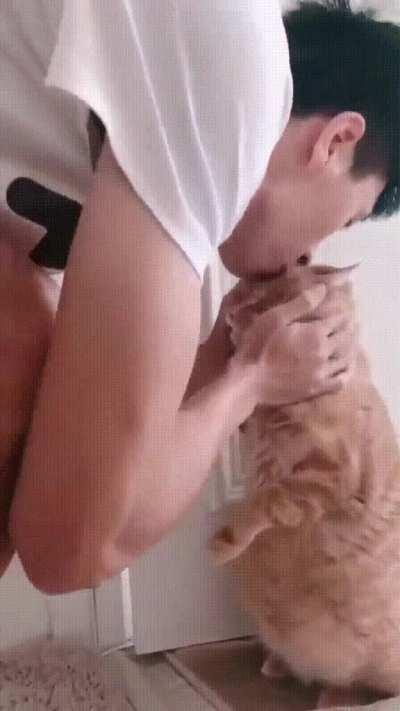 It happens every day: three kisses to give luck!