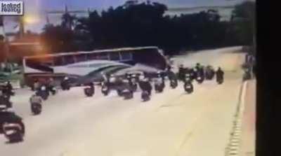 Bus gets towed with a cable across active road. Three dead.