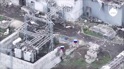 Ukrainian soldier peeks out the door and guns down three Russian soldiers at close range in Pishchane, Pokrovsk. April 2025
