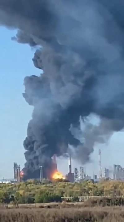 Russian civilians recording a Ukrainian UAV flying into an already burning Russian Salavat oil refinery this morning.