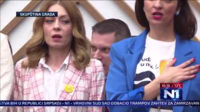 SNS idioti pogrešili pa digli ruke za predlog za koji su trebali da budu protiv i onda im ovaj panično maše da spuste ruke.