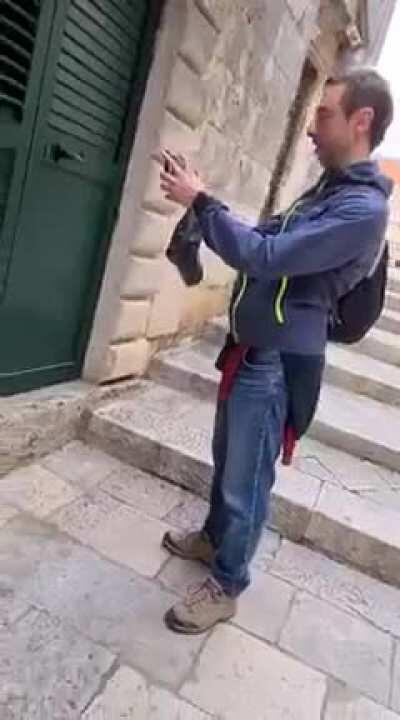 Prcanje turista na Korčuli (rodnom otoku Nikole Tesle)