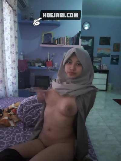 Amateur Muslim girl fingering in bedroom 🧕🏻