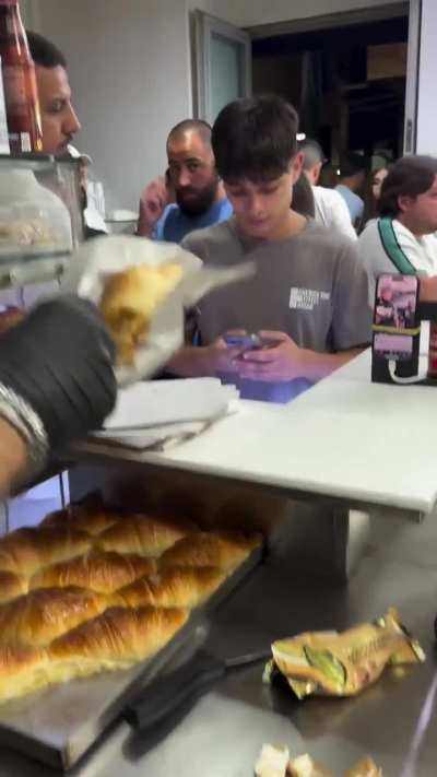 Agressions à croissant armé sur son estomac la 