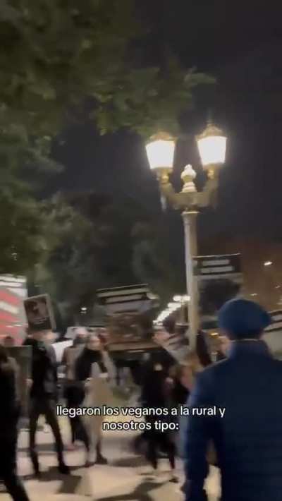 En la rural se presentaron un grupo de veganos activistas y la gente los enfrentó al grito de 