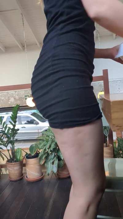 Casual flashing at the restaurant [GIF]