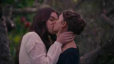 Hailee and Ella Hunt. Dickinson, S1 E1.